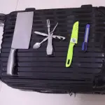 Grössere Messer dürfen in der Regel nicht ins Handgepäck. Bei gewissen Fluggesellschaften sind allerdings kleinere Messer, insbesondere Taschenmesser erlaubt. So haben beispielsweise viele Passagiere ein Schweizer Taschenmesser dabei.