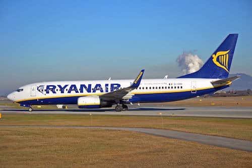 Ryanair hat strenge Handgepäckbestimmungen. Die Bestimmugen werden anfangs 2018 angepasst. In Zukunft können die Passagieren Ihr grosses Handgepäck nur noch mit an Bord nehmen, wenn sie auch die Option Priority Boarding gebucht haben. Diese Option kostet 5 Euro pro Passagier.