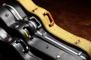 Bild zeigt vier Vintage-Gitarren-Koffer (Hard Case)