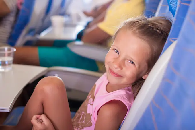 Kinder im Flugzeug