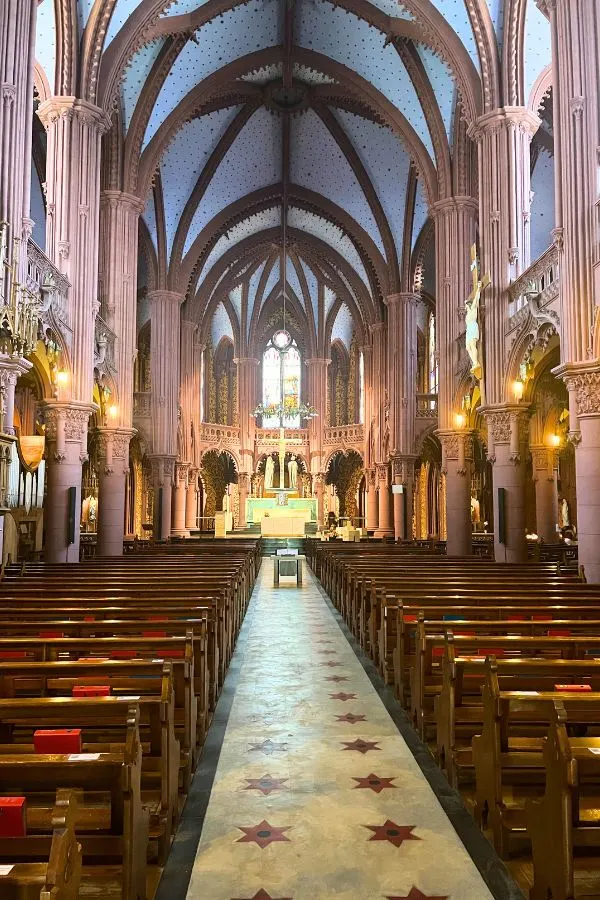 Katholische Kirche Notre Dame de l'Assomption Neuenburg von innen